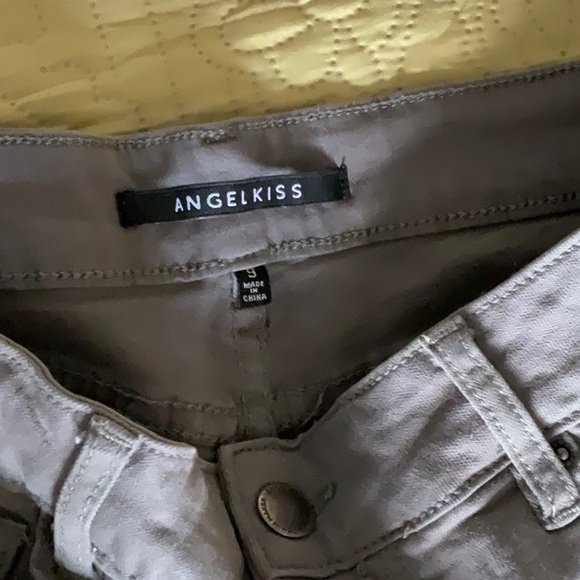 Bundle of four items three shorts and one tank all fit size medium or 7 to 9 - Picture 10 of 10